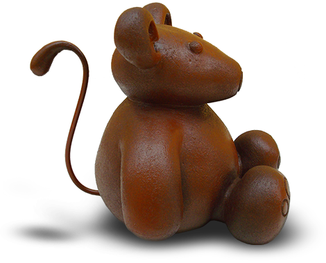 Een kleinfiguur van Piep de Muis, zittend